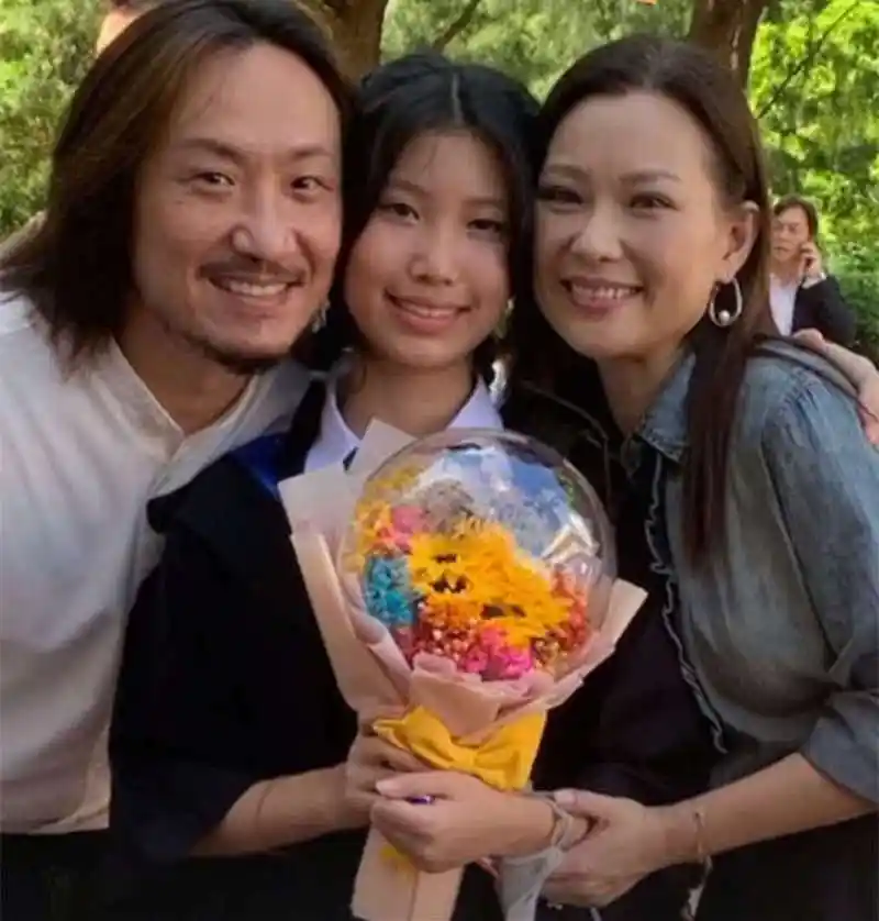 7月10日,郑中基妻子余思敏在个人社交账号上发文庆祝女儿小学毕业