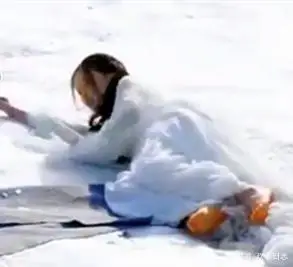 将夜2花絮:杨超越穿白色纱裙,光脚躺在雪地上,这一刻她好美!