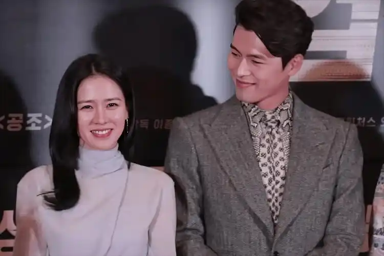 女神孙艺珍举办豪华婚礼,连换四套婚纱照,两人牵手甜笑像偶像剧_玄彬