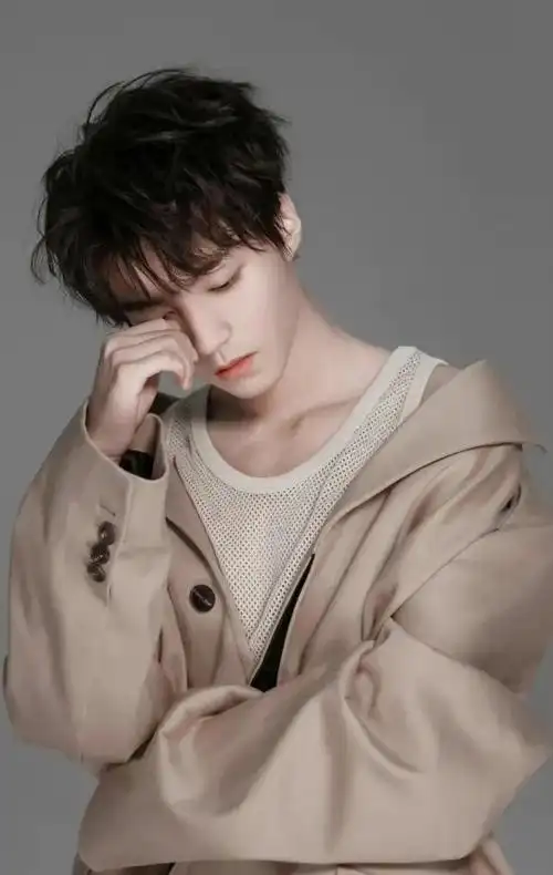 牛欣欣和王俊凯有着非常多的撞衫照片,两个人的同框照片以及探班信息