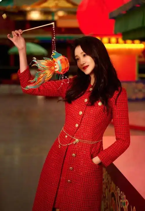 关晓彤一抹红色张扬又美艳,红唇点睛年味满满