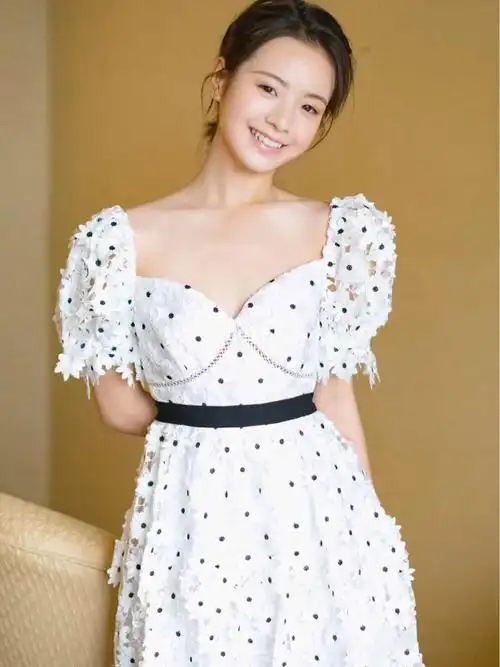 《二十不惑》演员李庚希同款连衣裙_连衣裙_夏天去哪玩_滤镜_显瘦