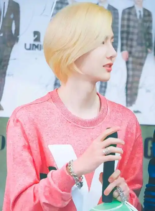 王一博的青少年时期有一段相当长的经历是在韩国做练习生,而与内地