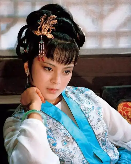 87版贾探春剧照最后一张贾宝玉弯着腰如同给探春汇报工作