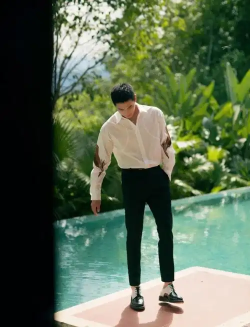 杨洋巴黎街拍写真,穿深色v领套装配腰带,凹出1米2长腿好抢镜