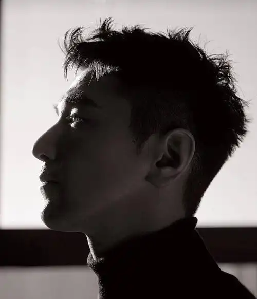 赵又廷黑白光影写真气质卓然 五官分明线条如雕刻般令人沉沦