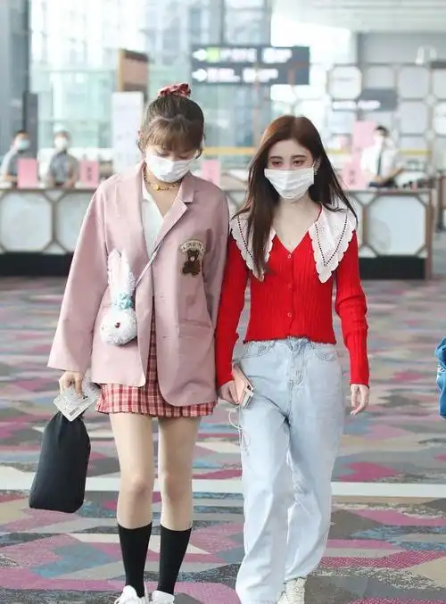 鞠婧祎红色修身毛衣搭配阔腿牛仔裤和助理手牵手变身校园女神