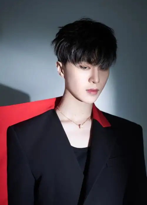 范丞丞红与黑异形风衣造型##范丞丞浙江卫视跨年挑染白发造型##浙江