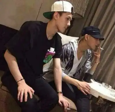 疑似exo成员吸烟照曝光遭批 粉丝:明明是ps的