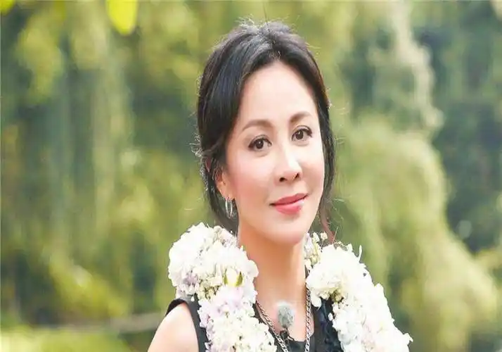 刘嘉玲晒2亿豪宅,大庭院犹如住在森林里,新作品饰演小姑娘却不受欢迎.