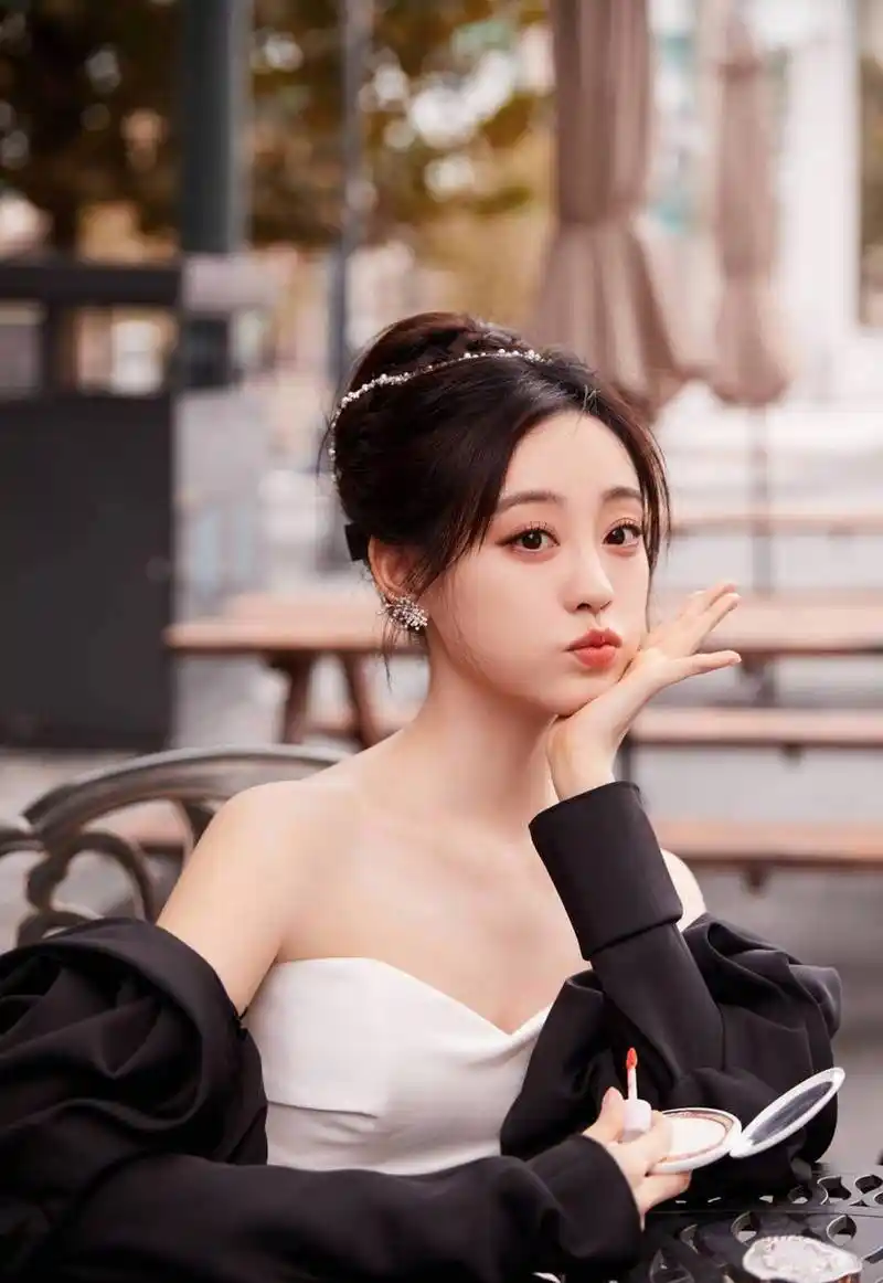 祝绪丹秋日街头写真,活泼可爱优雅迷人!