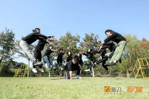 开始了各种style的摆拍所有成员脑洞大开在团队创意合照环节转转转圈