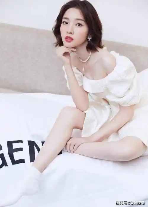 唐艺昕穿一字肩白色短裙扮自带清纯与甜美气质