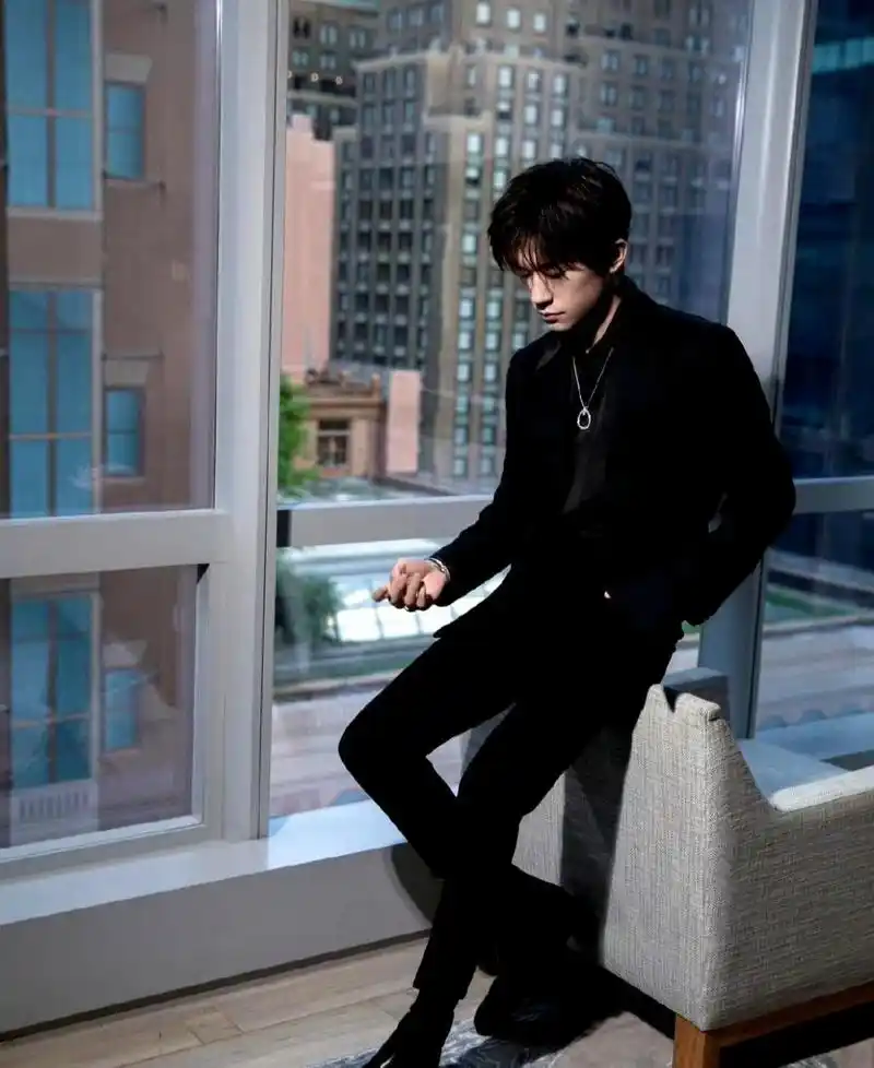 易烊千玺穿着一身黑色西装拍摄大片,脖子上佩戴的钻石项链彰显出他的