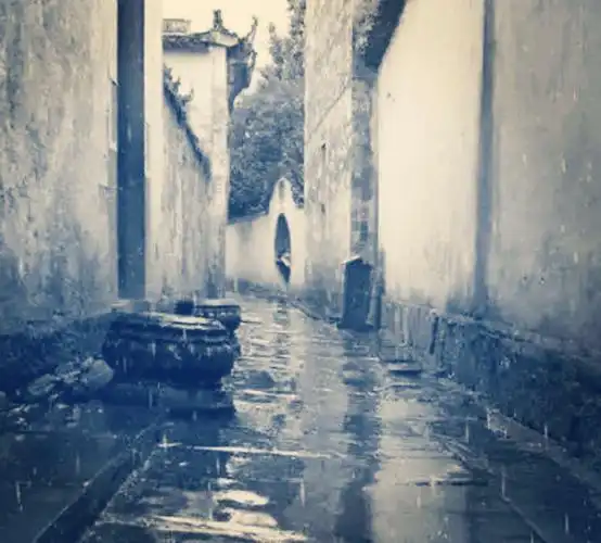 其它 烟雨十三巷 写美篇是谁 着一袭红装,执一柄绸伞 从那古典的意境