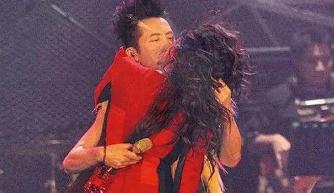 吴莫愁哈林在演唱会激吻