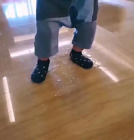 画面中的番薯弟弟穿着宽松的短裤,所以尿裤子的时候裤子到没有打湿