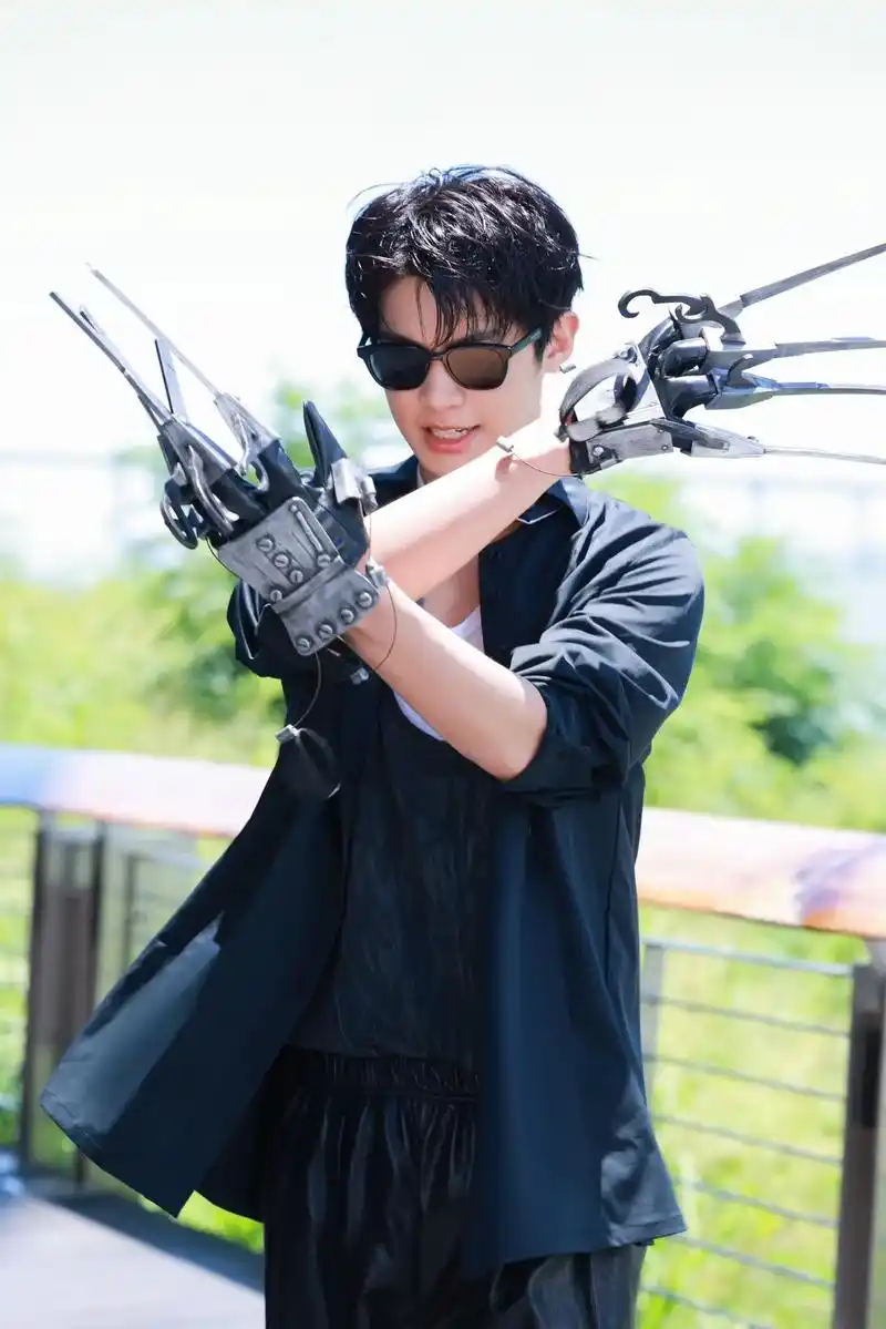 #全力以赴的行动派
王牌争夺战🃏剪刀手爱德黄申