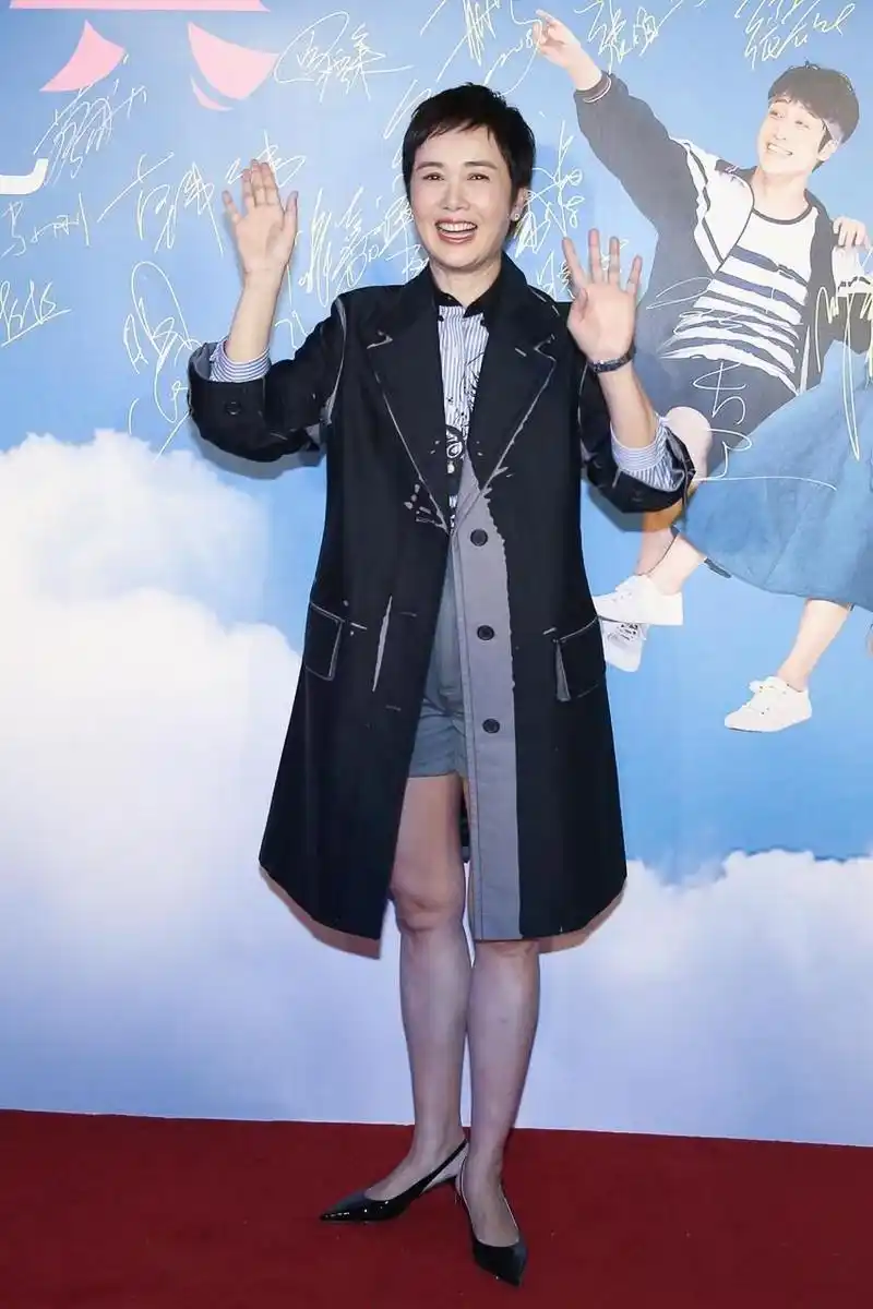 蒋雯丽真自信!活动生图不修就放出来,身穿黑裙与妇女无异