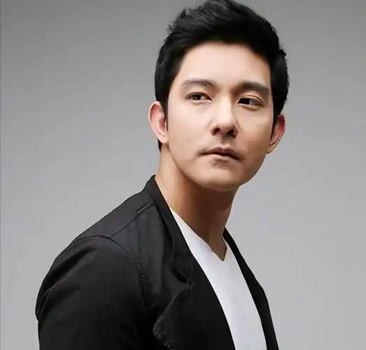 尖嘴猴腮别硬凹演富豪角色,5位男明星,站那就是"人间富贵竹"