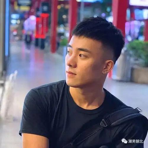 弄一个好看帅气的发型,就成了男生们改变形象,提升颜值最直接的办法!