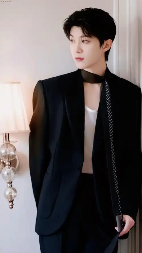 范丞丞飘带黑西装