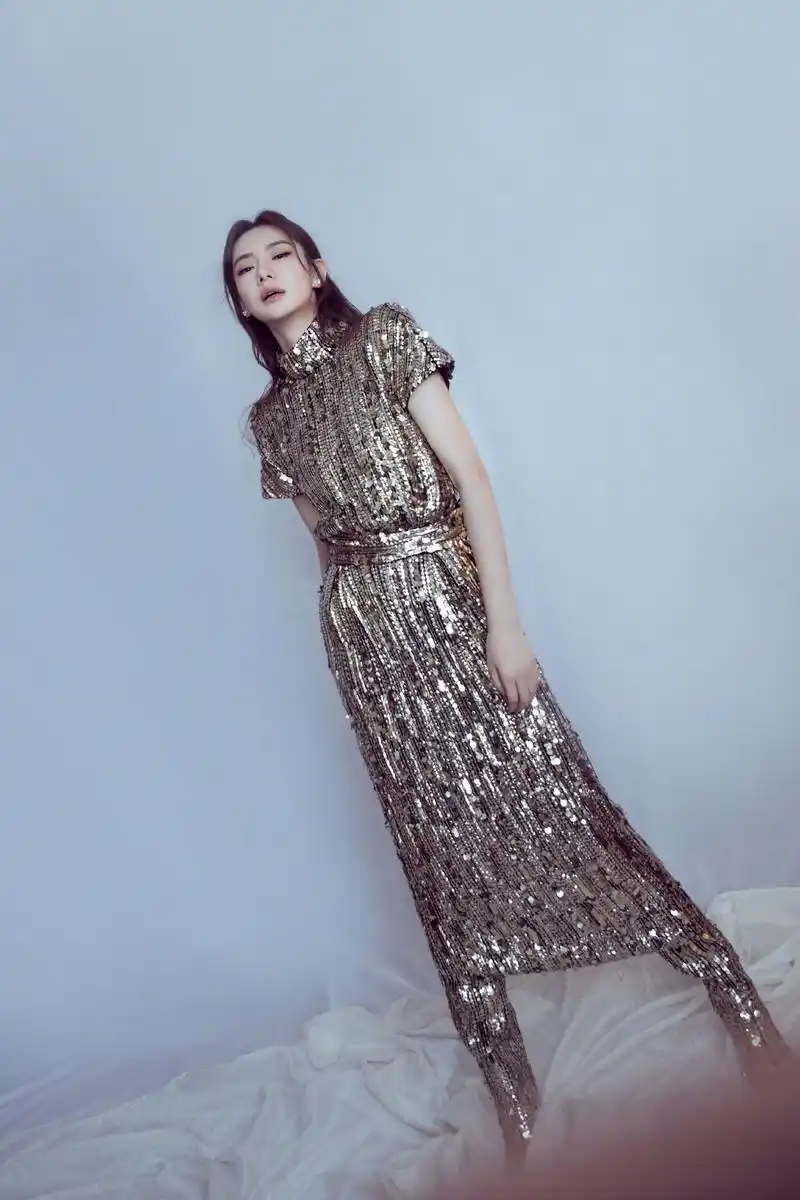 戚薇以blingbling的亮片礼服闪耀红毯!