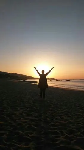 面对大海"朗声而啸"也很有气势,你不妨试一试