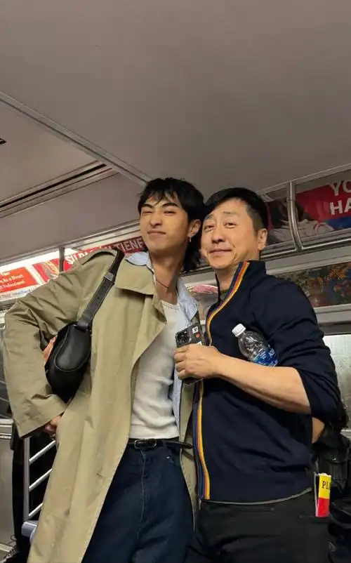 庾澄庆美国参加完儿子毕业典礼,晒父子俩背影,未与伊能静同框!|哈利|