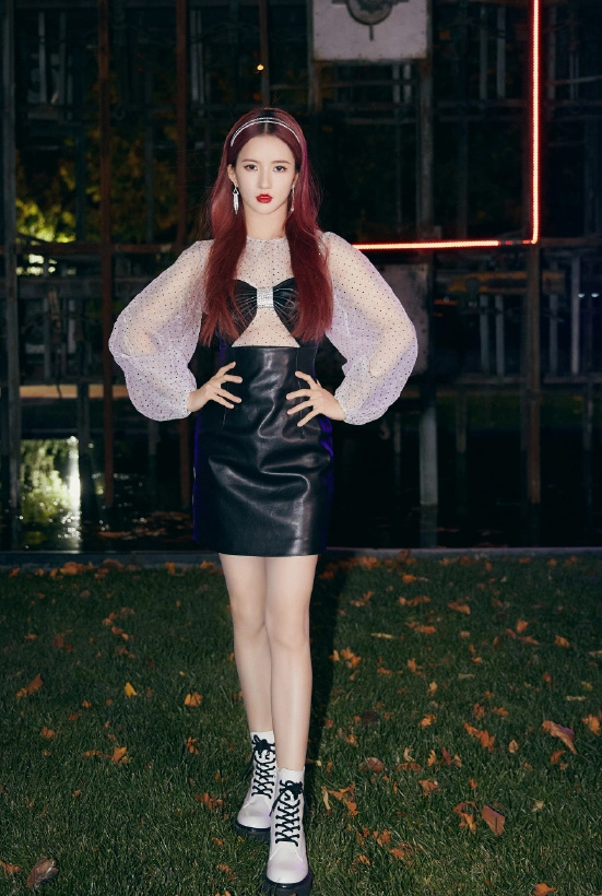 刘些宁穿衣太有个性巴掌宽内搭配渔网袜大胆火辣超惹眼