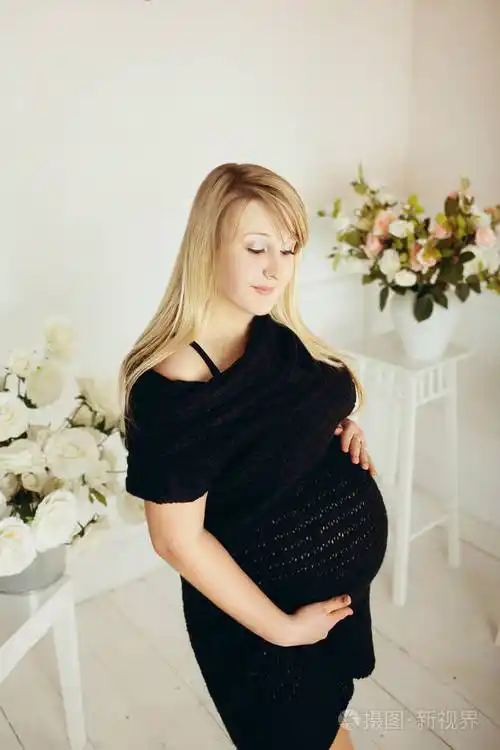 在工作室里大肚子的怀孕女孩照片-正版商用图片2bo863-摄图新视界