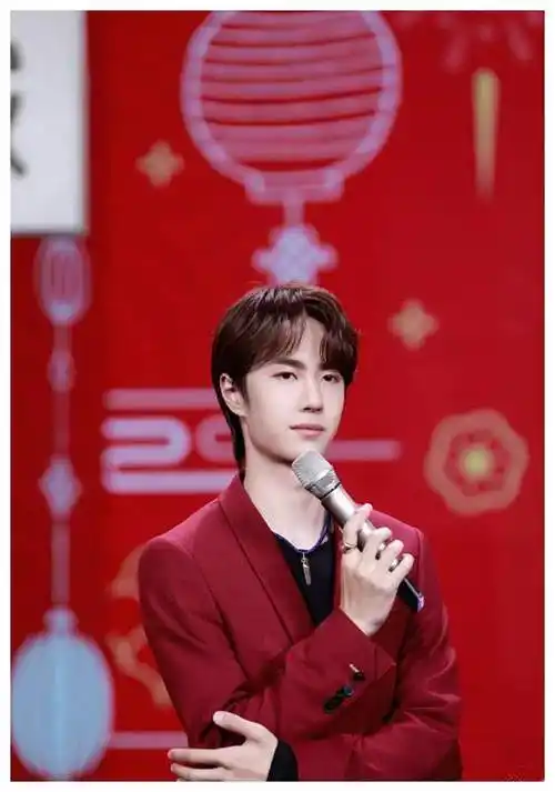 原创王一博穿红色西装混搭运动鞋新年做了个逗号发型更帅了