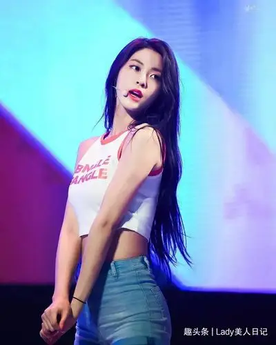 穿着牛仔短裤 露腰背心清爽甜美,画面太美_身段