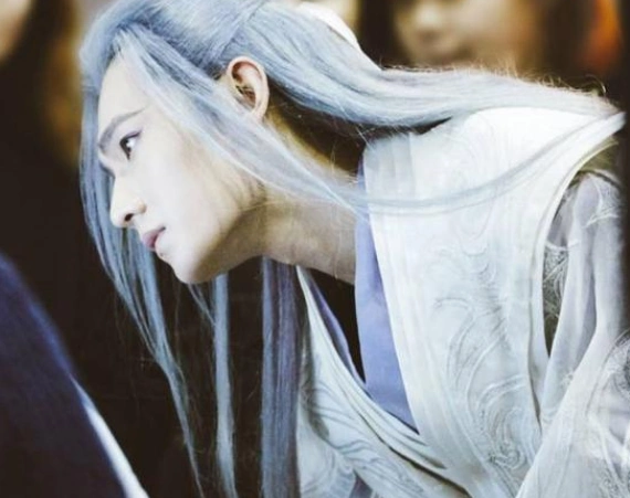 杨洋的白发是帅的,毕竟杨洋的颜值很高,就算是这白发造型也是可以轻松