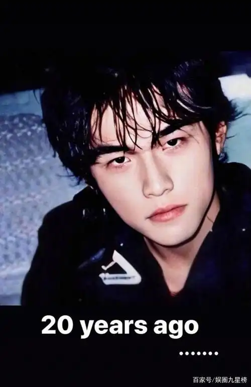 清秀硬朗,帅气逼人;让粉丝们不禁联想:2000年刚出道的周杰伦,会不会