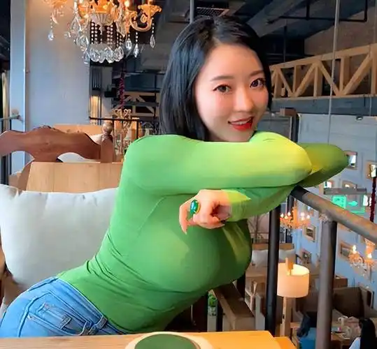 蒋娉婷才是"人间尤物",穿上牛仔裤那刻,网友:爱了爱了_时尚_衬衣_造型