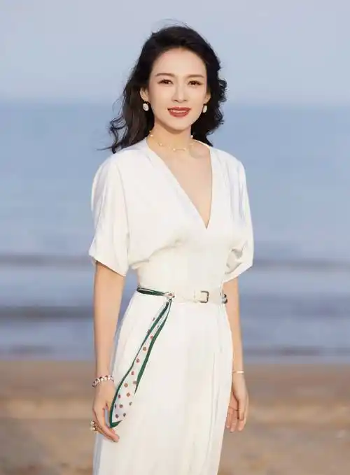 章子怡身穿白色深v套装显精致,笑容灿烂,气质优雅出众.