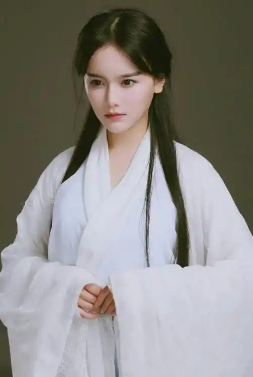 娱乐圈的"照骗"真多,自拍时倾国倾城,被路人拍时就原形毕露_美颜_杨紫