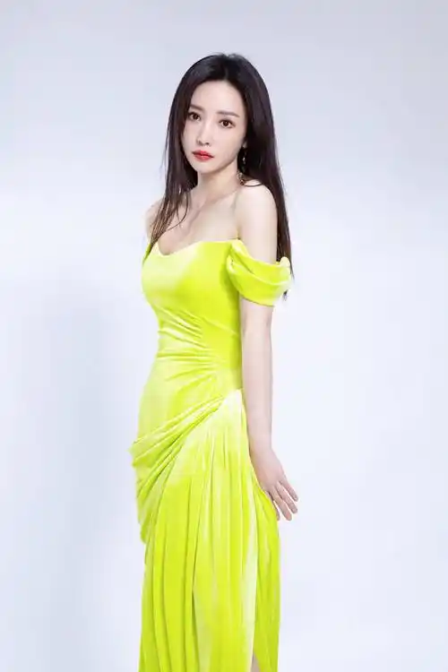 43岁柳岩大胆展示好身材,穿黄色紧身裙凹凸有致,饱满曲线遮不住_年龄