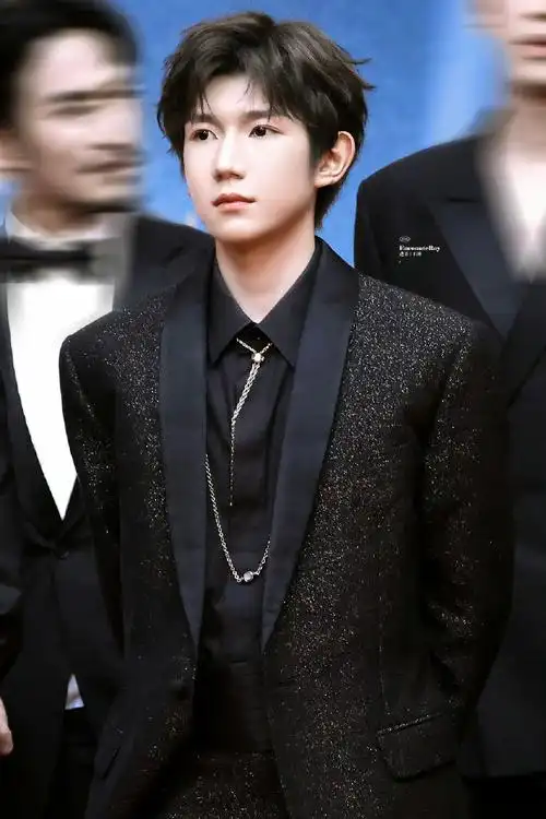 王源易烊千玺工作室出图