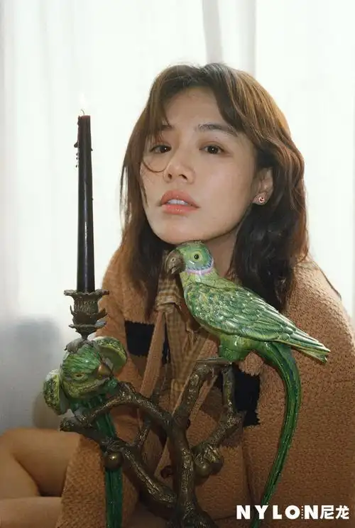 马思纯胶片复古大片 身材更显瘦!