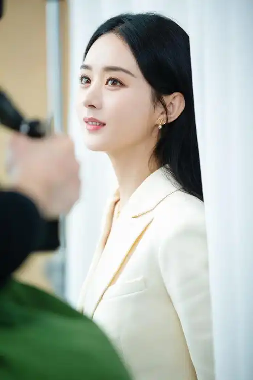 赵丽颖身着奶白西装 温柔干练