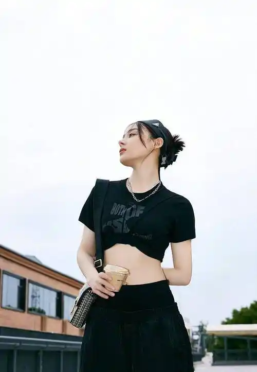 2022年7月15日,袁姗姗发布一组黑色露脐装造型写真.