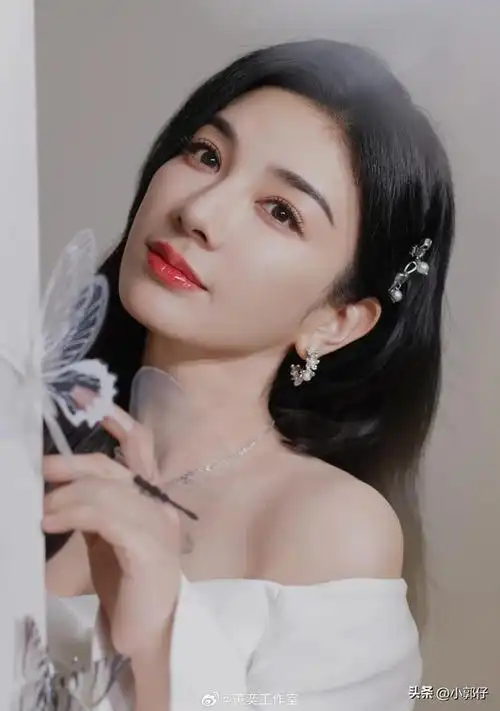 黄奕最新节目美照来袭,白色露肩黑长裙,性感优雅,气质绝佳!