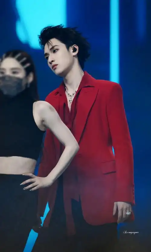 严浩翔超话红衣的神#严浩翔叁重楼暨出道四周年演唱会##严浩翔 舞台