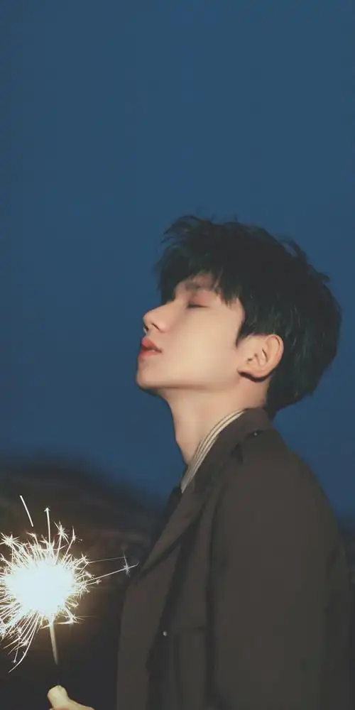 25王源出席萧邦西安精品店开业[王源全黑西装黑色领结图]王源侧脸,真