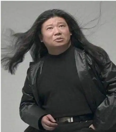 13日英国最高气温32度正在训练的三名士兵突然虚脱晕倒