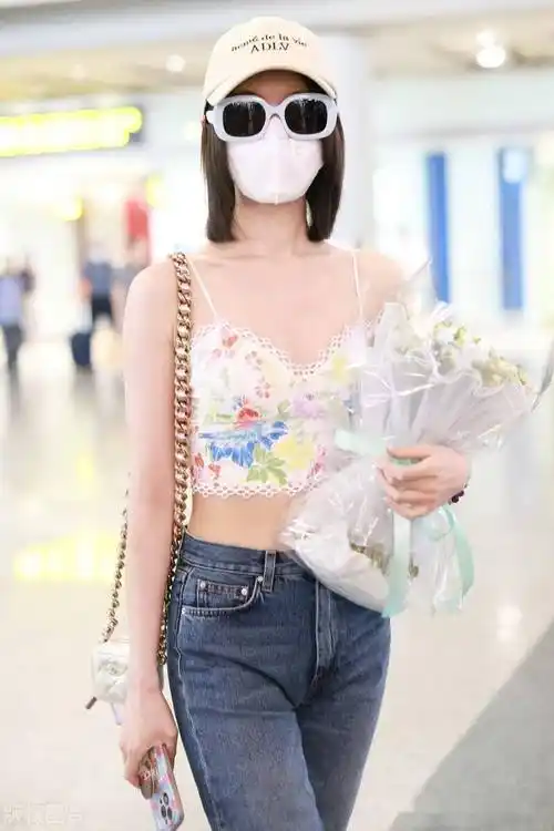 街拍:毛晓彤印花背心 修身裤 墨镜时尚清爽_机场_上海