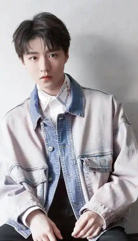 精致的五官再加上清爽的发型,王俊凯看上去年轻有朝气,一身牛仔装加持