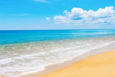 普吉岛沙滩沙滩普吉岛迈考蓝色天空宁静的大海照片